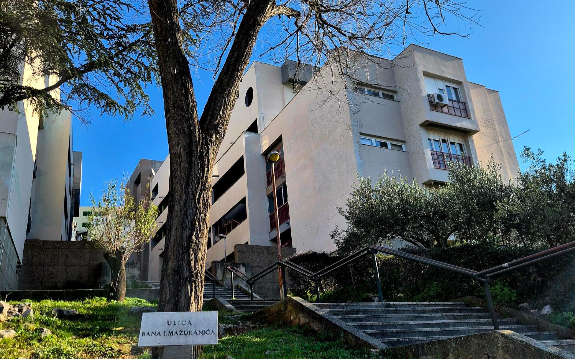 SNIŽENA CIJENA!!Stan u stambenoj zgradi u Šibeniku