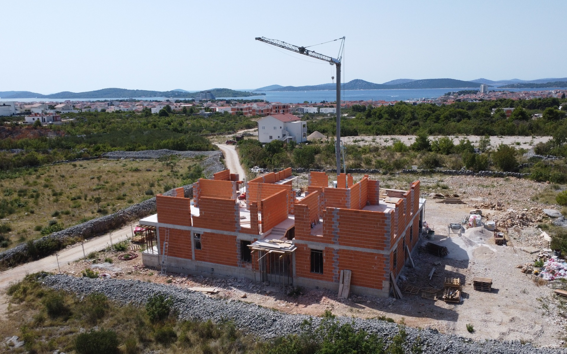 Trosoban stan pogled more novogradnja
